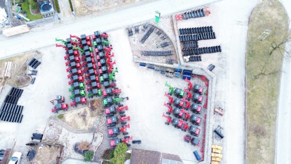 Hoflader und Radlader von oben auf einem Firmengelände